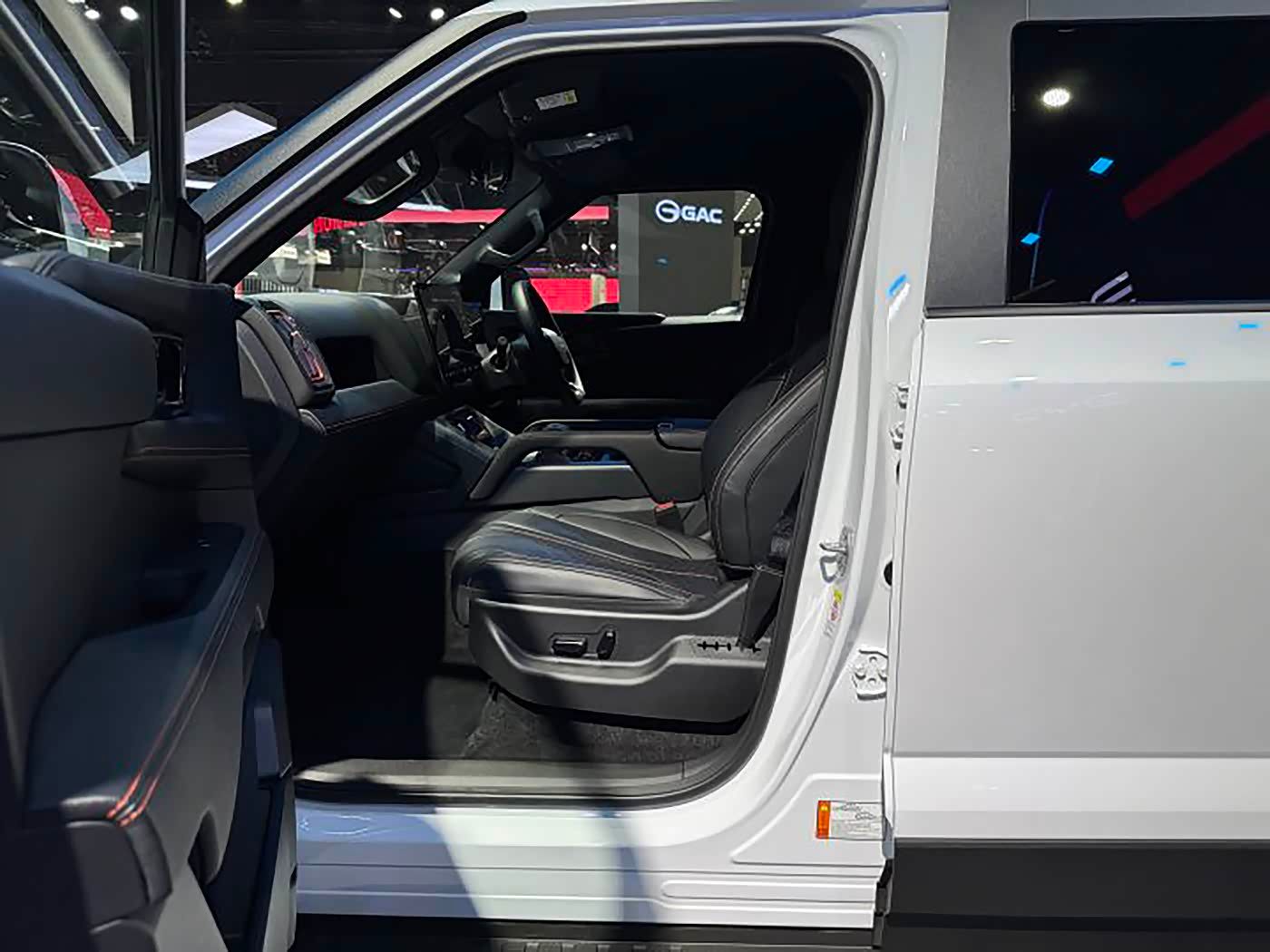 BYD Shark 6 rear seats with flat floor and reclining backrest